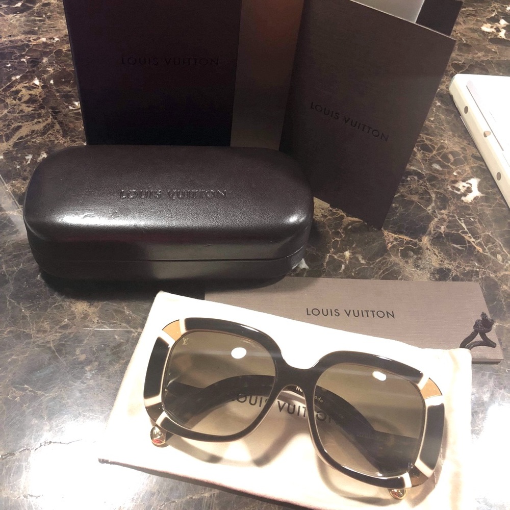 LV Sunglasses - Authentic w. certificate